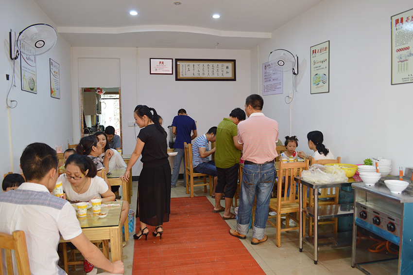 經(jīng)營小吃店要如何吸引消費(fèi)者？